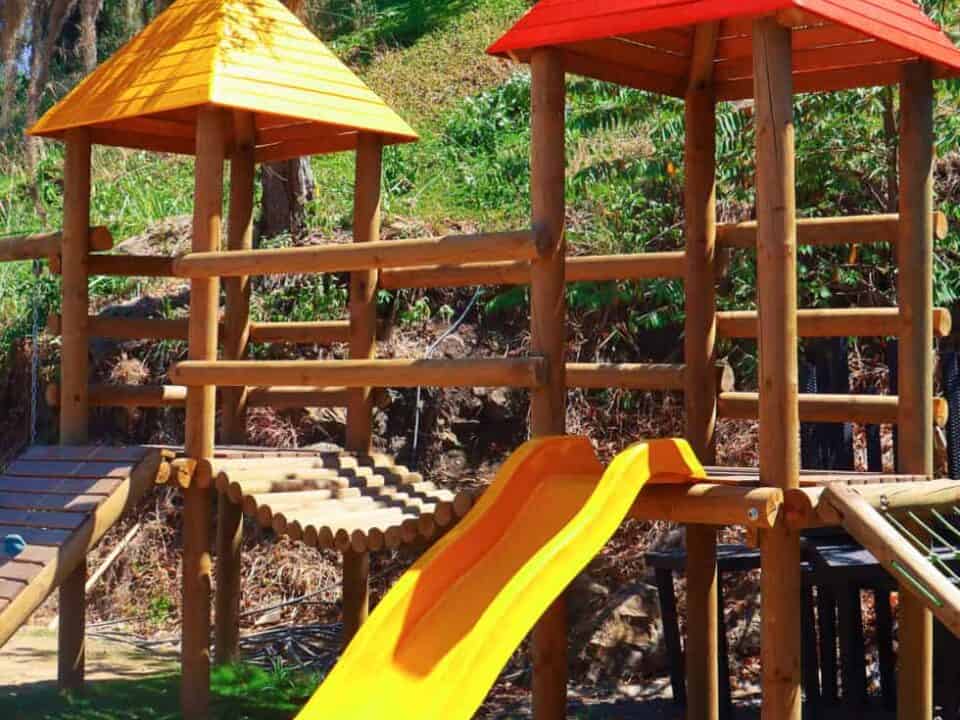 LA MADERA Y LOS PARQUES INFANTILES
