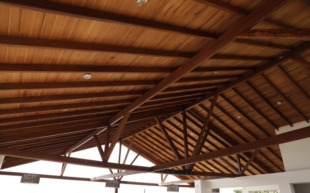 Madera natural vs. “madera plástica”: Lo natural no se reemplaza, se respeta