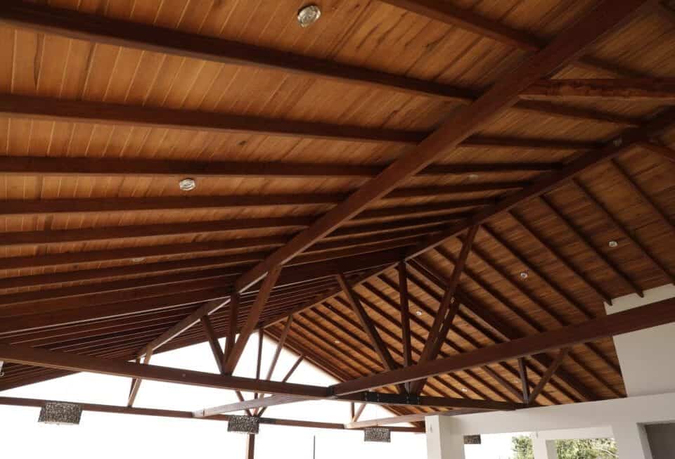Madera natural vs. “madera plástica”: Lo natural no se reemplaza, se respeta