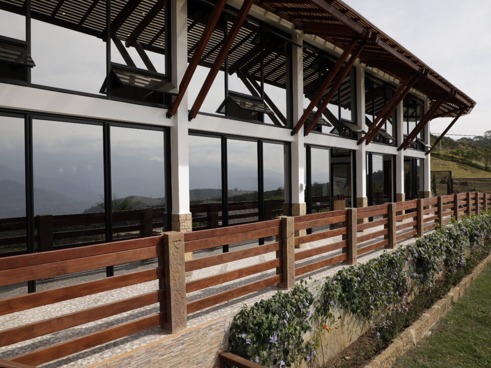 Fachada de una casa campestre en madera cumarú o choibá.